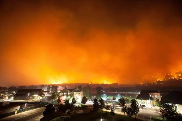Colorado foothills wildfire approaching homes near Aspen